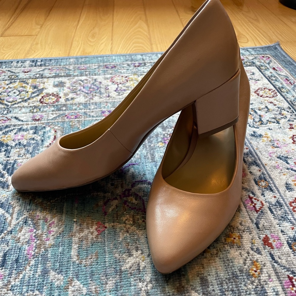 Blush / neutral low pumps size 6.5 wide